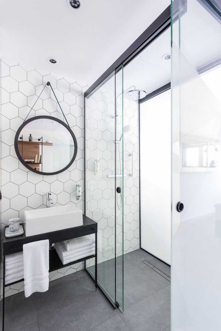 design salle de bain noir et blanc paroi de douche coulissante