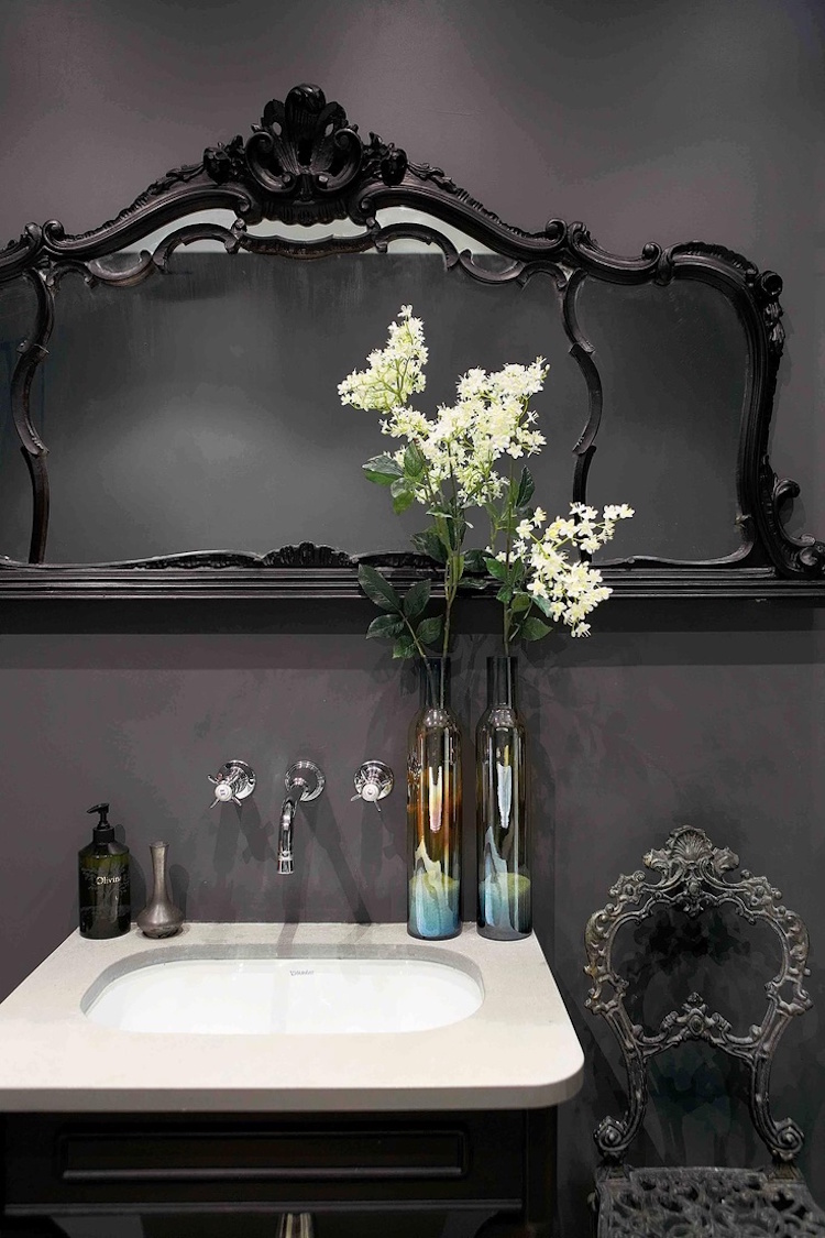 design salle de bain noire miroir chaise de style gothique
