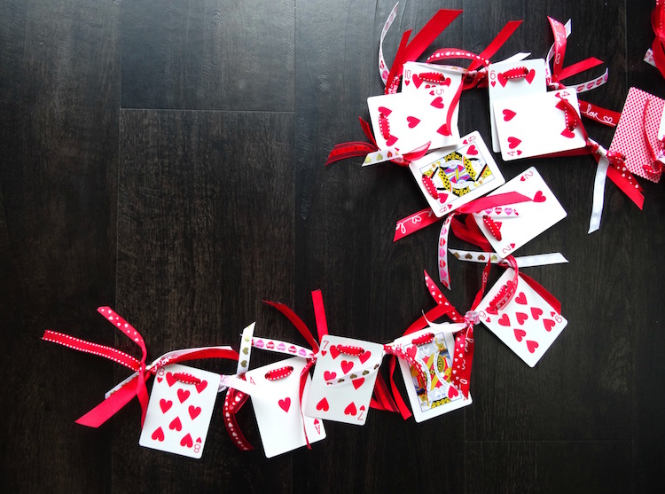 décoration Saint Valentin DIY - guirlande en cartes à jeux coeurs