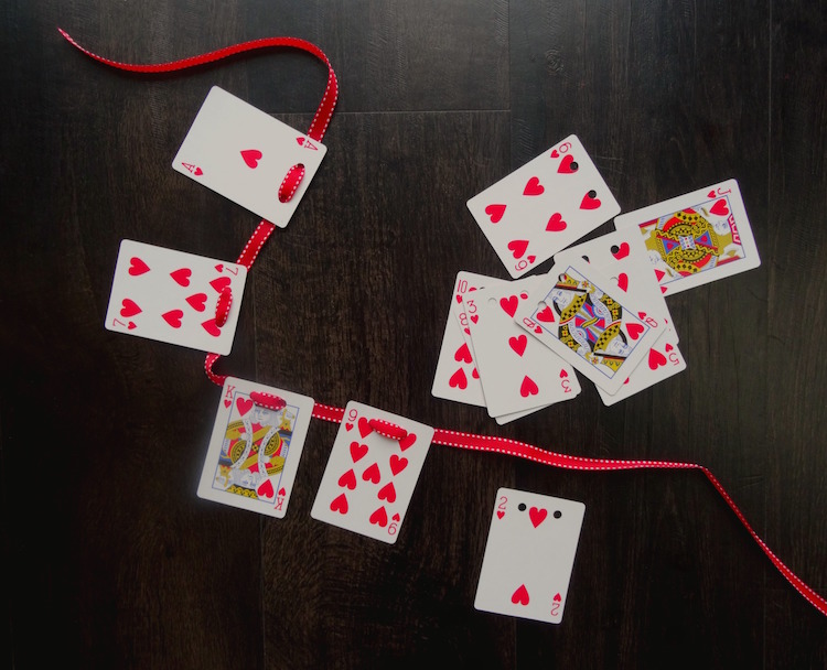 décoration Saint Valentin DIY - guirlande en cartes à jeux par étapes