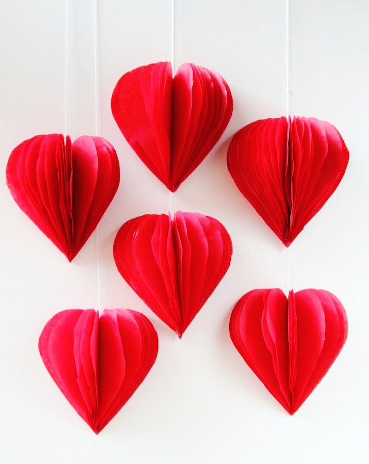 décoration Saint Valentin en 3D- coeurs en papier de soie