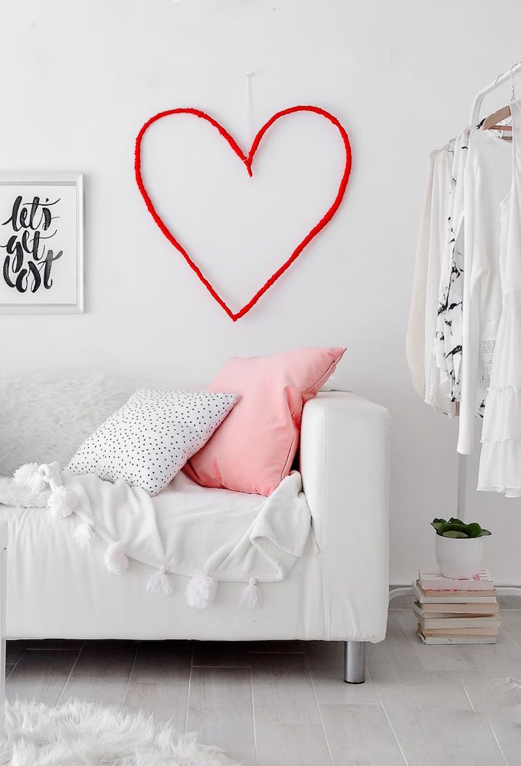 décoration Saint Valentin minimaliste- coeur rouge sur fond blanc