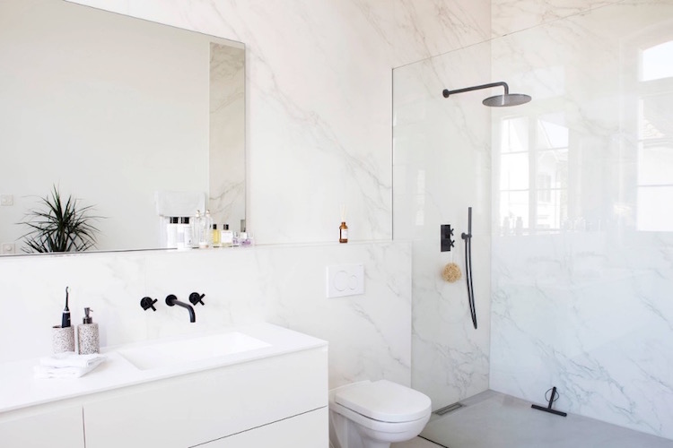 décoration intérieure de style minimaliste dans la salle de bains