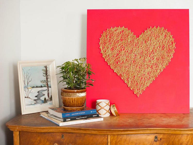 décoration ou cadeau Saint Valentin tableau sgtring art coeur
