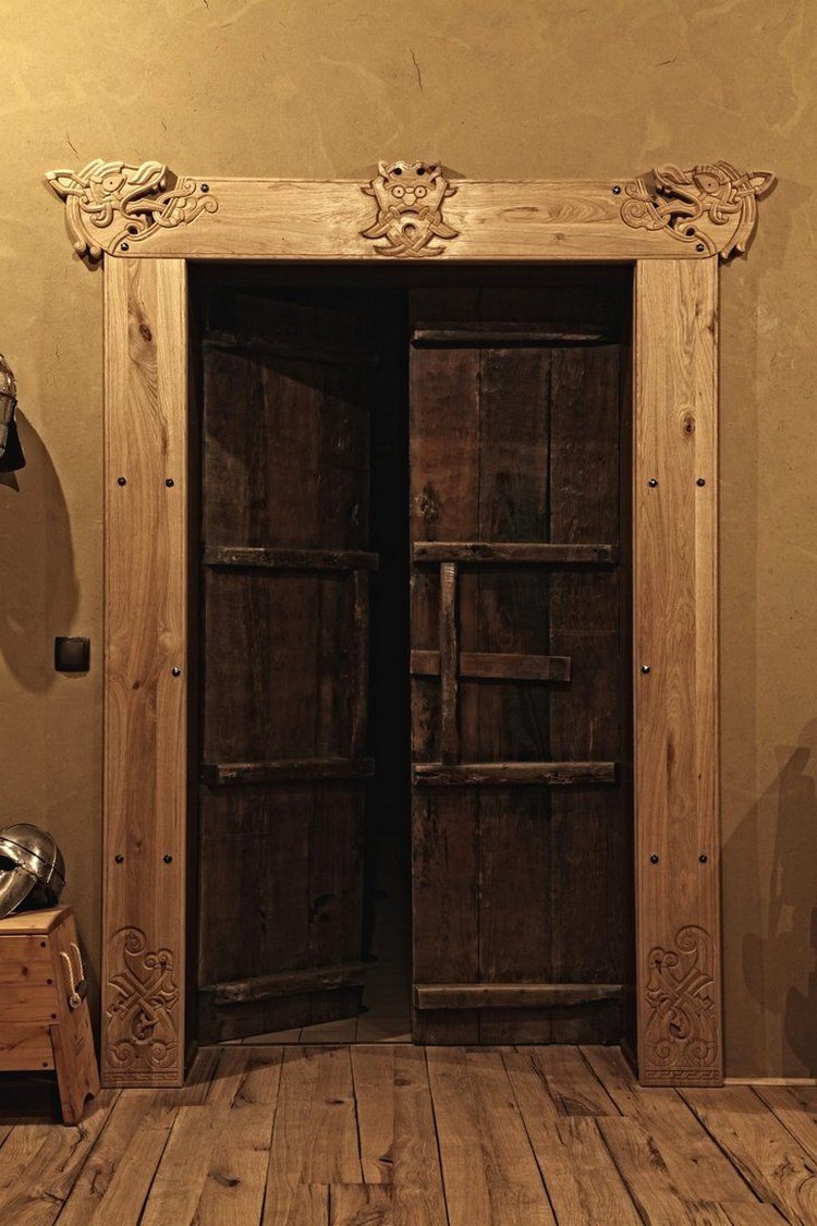porte d'entrée sur mesure bois massif originale idée aménagement entrée style rustique