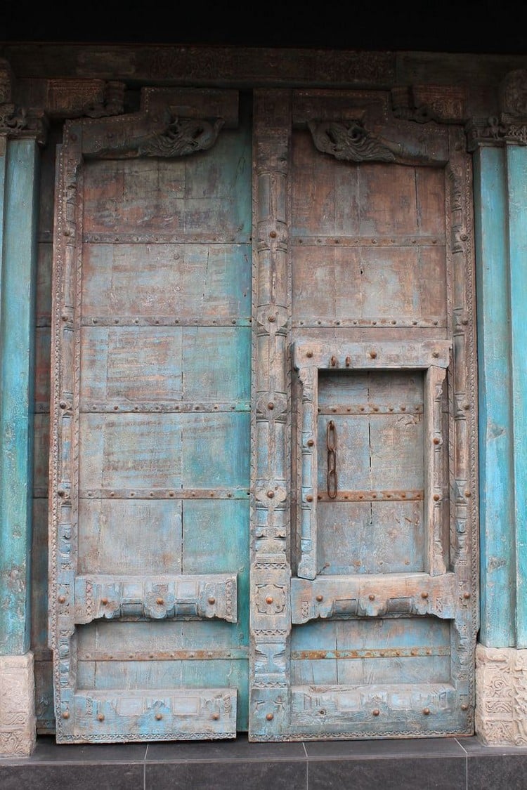 double porte d'entrée sur mesure en bois originale style église effet vieilli