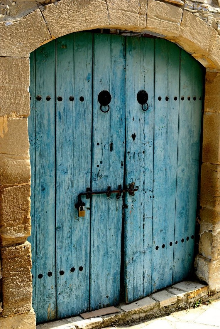 double porte d'entrée sur mesure en bois peint bleu style ancien