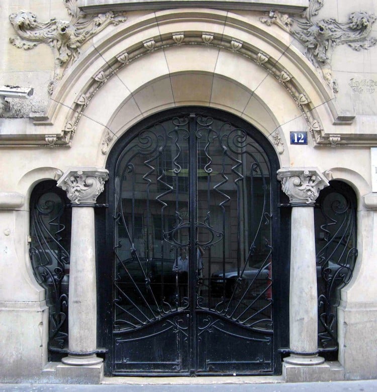 double porte d'entrée sur mesure immense en verre métal façade bâtiment béton