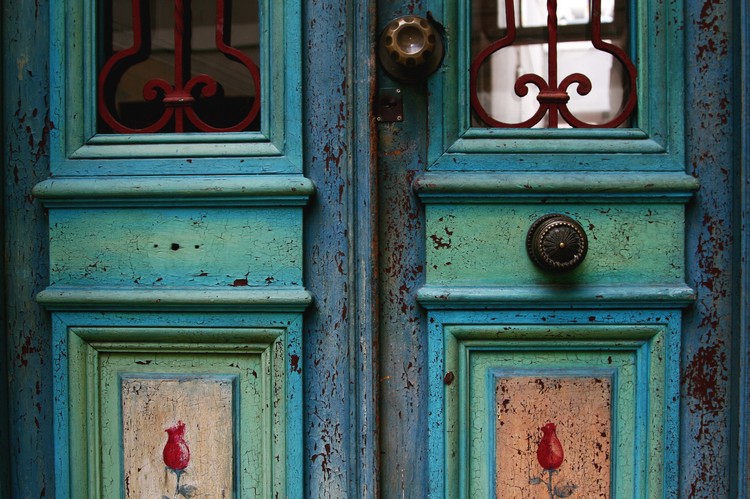 double porte d'entrée sur mesure insolite en bois peint poignée porte originile en fer