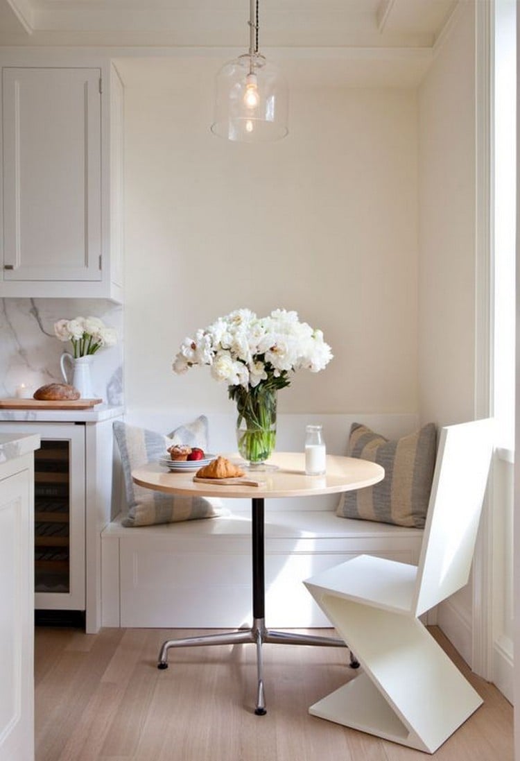 décoration cosy petit coin repas moderne mobilier bois peint blanc éléments décoratifs floraux
