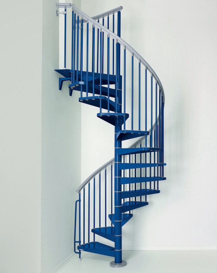 escalier intérieur bleu peu encombrant axe central