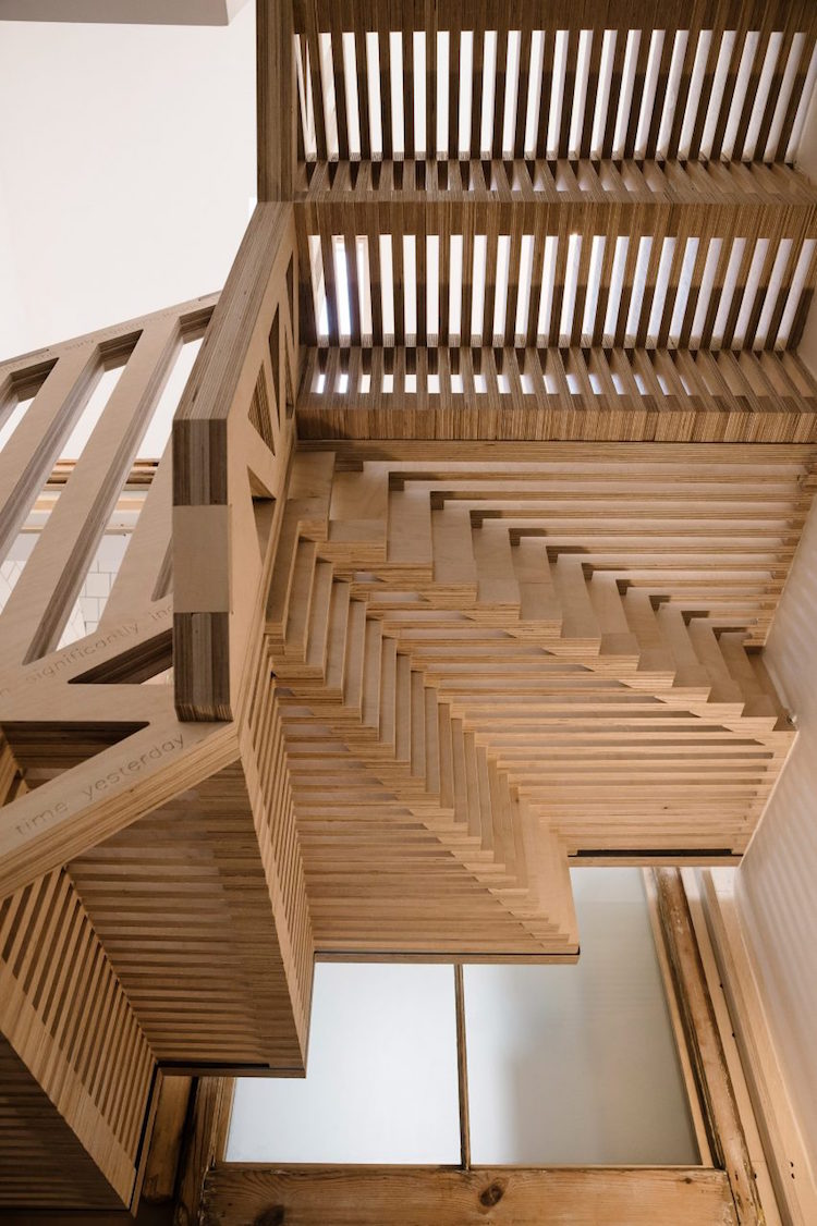 escalier intérieur design lamelles de bois ajourées