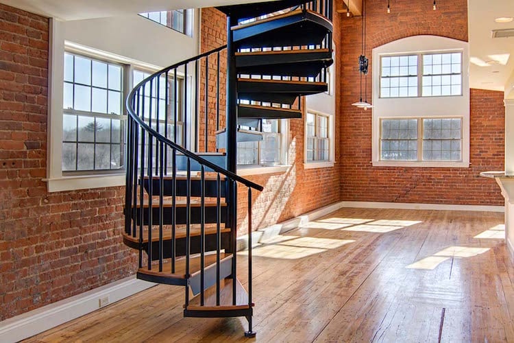 escalier intérieur en acier et bois en forme de spirale