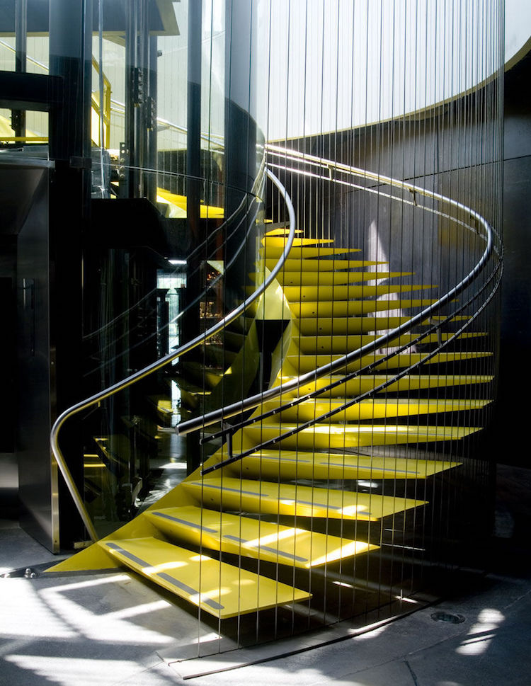 escalier intérieur en colimaçon marches jaunes antidérapantes