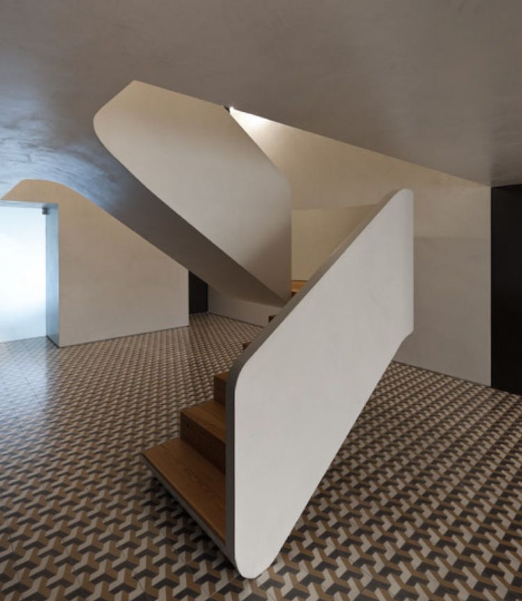 escalier intérieur tournant en U de design minimaliste