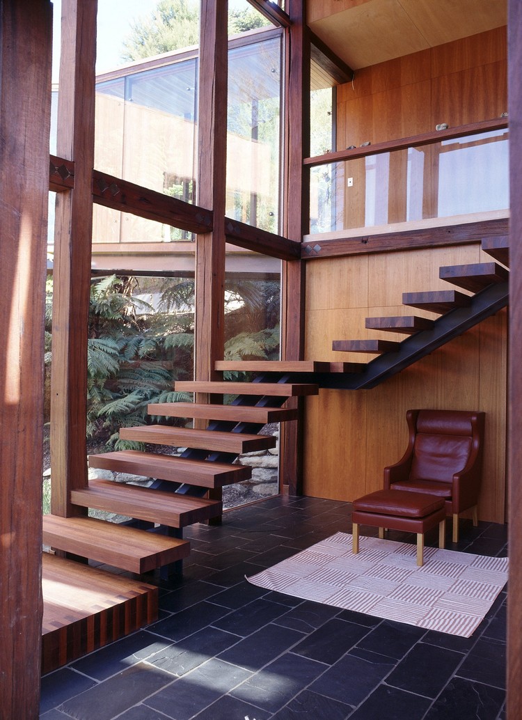escaliers intérieurs bois massif foncé