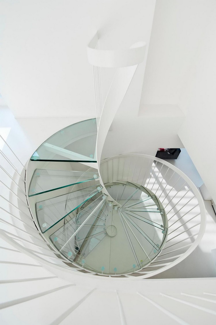escaliers intérieurs verre minimaliste