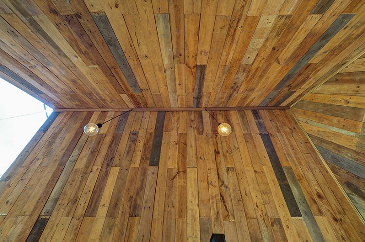 façade vitrée fenêtres sol plafond sur mesure bardage bois intérieur extérieur cabane moderne Vietnam