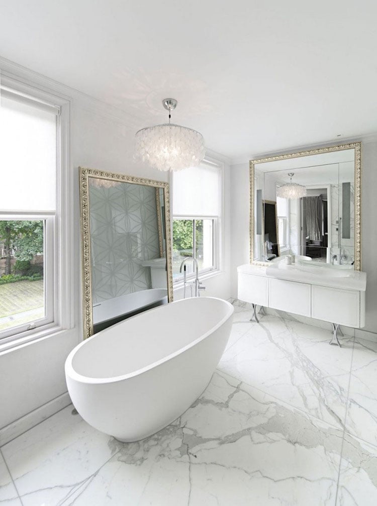grande salle de bain stylée marbre blanc et baignoire îlot ovoide