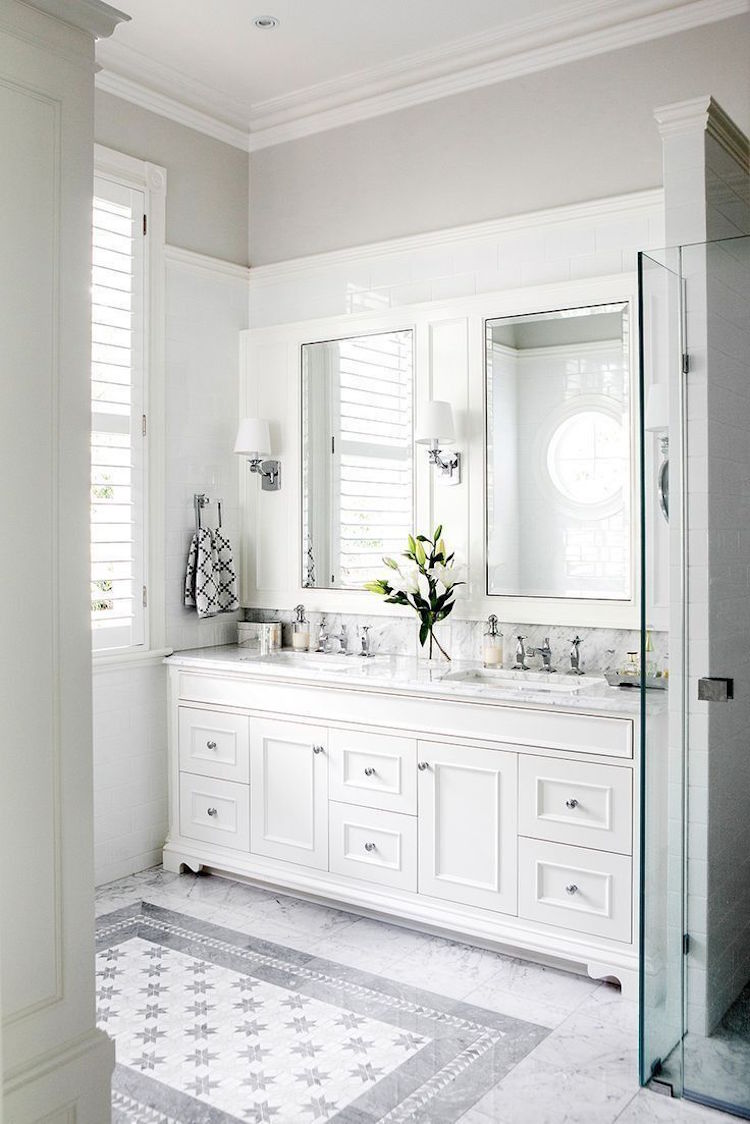 idée de design salle de bain toute blanche de style classique