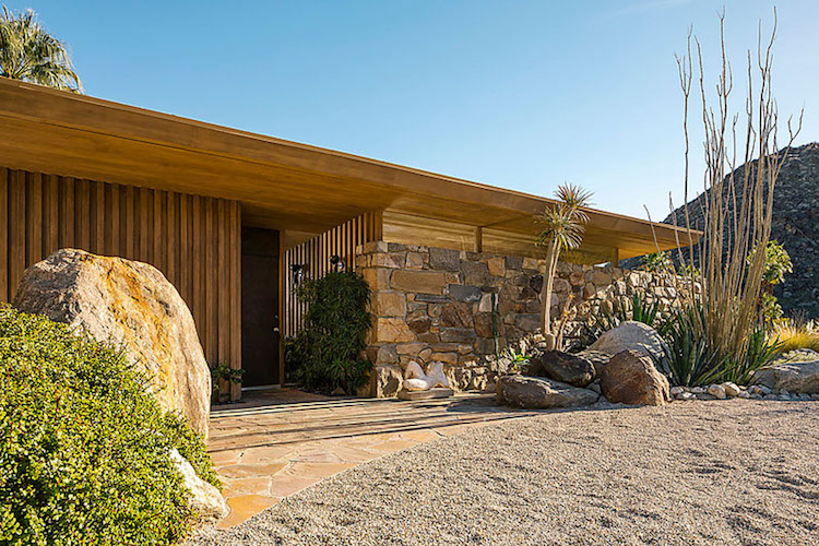 maison en pierre naturelle et bois de style mid-century-modern