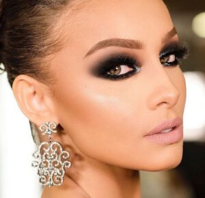 maquillage charbonneux tendance fard paupieres noir levres couleur nude maquillage contouring