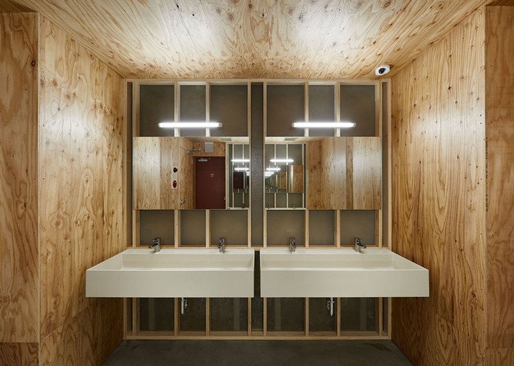 micro logement salle d'eau intérieur bois