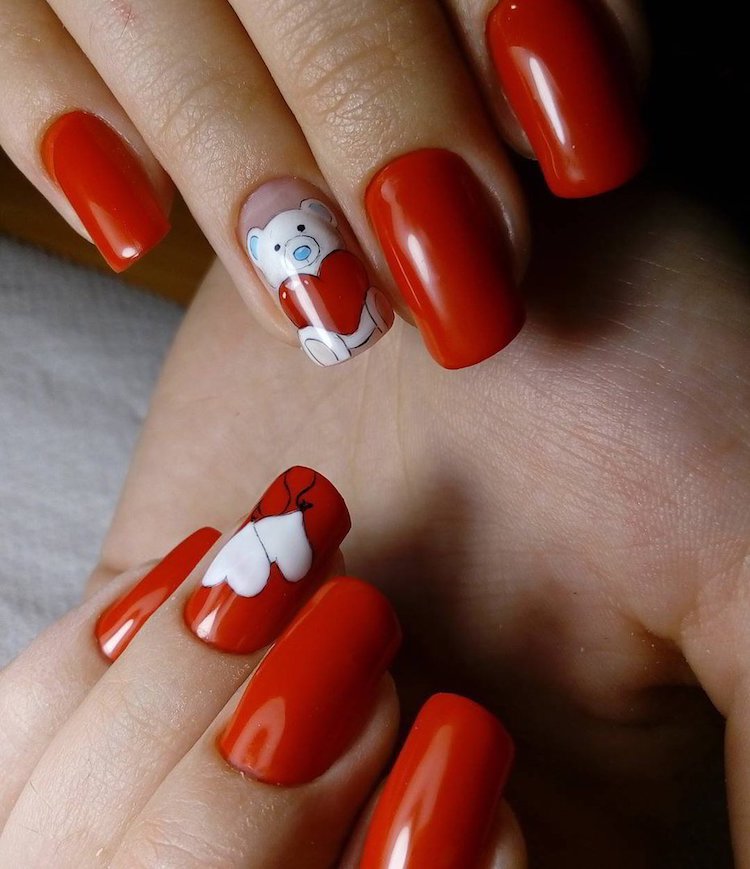 nail art Saint Valentin coeurs blancs ourson vernis rouge