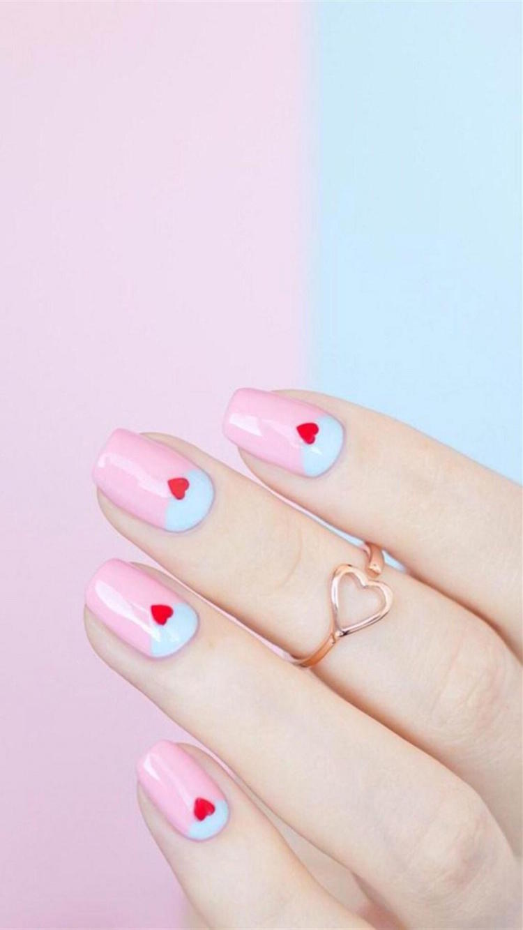 nail art Saint Valentin couleurs pastel motif petits coeurs rouges