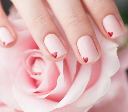 nail art Saint Valentin delicat romantique vernis rose pastel motif petit coeur