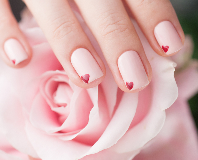 nail art Saint Valentin delicat romantique vernis rose pastel motif petit coeur