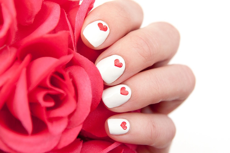 nail art Saint Valentin vernis blanc motif petit coeur rouge