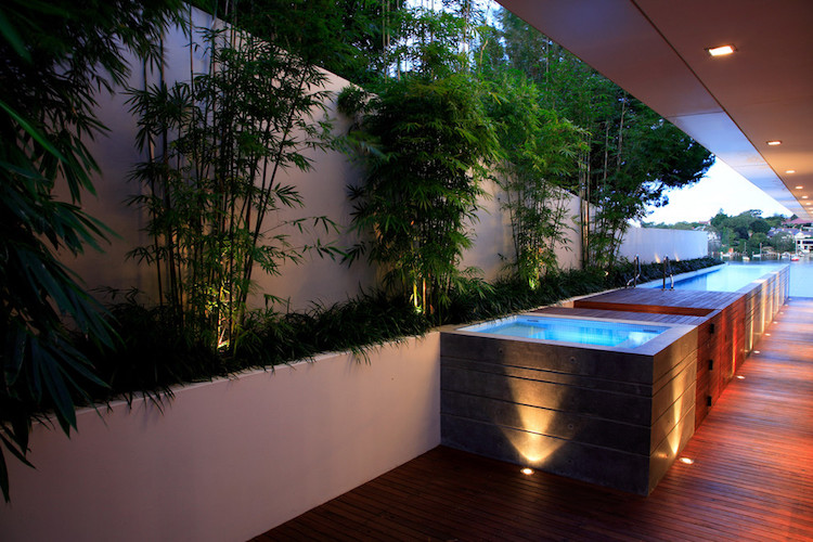 piscine hors sol bois forme rectangulaire etroire parterre sureleve bambou