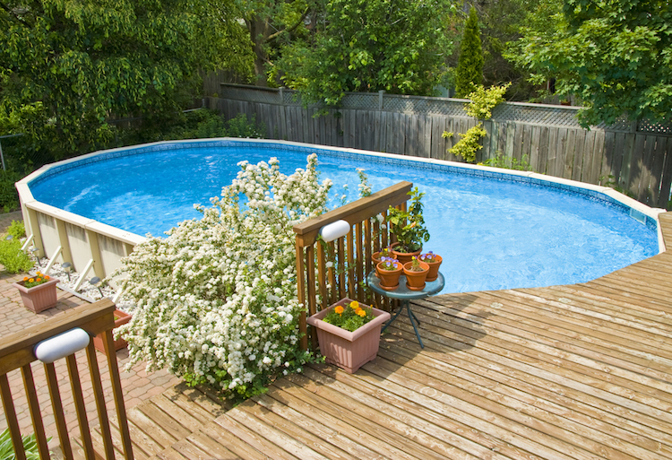 piscine hors sol bois grande piscine ovale terrasse bois