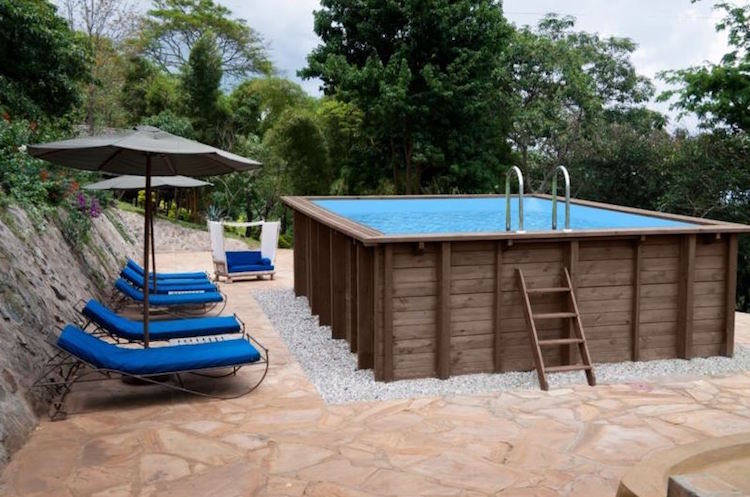 piscine hors sol bois rectangulaire moderne bains de soleil parasols