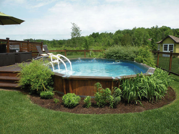 piscine hors sol bois terrasse bois plantes gazon