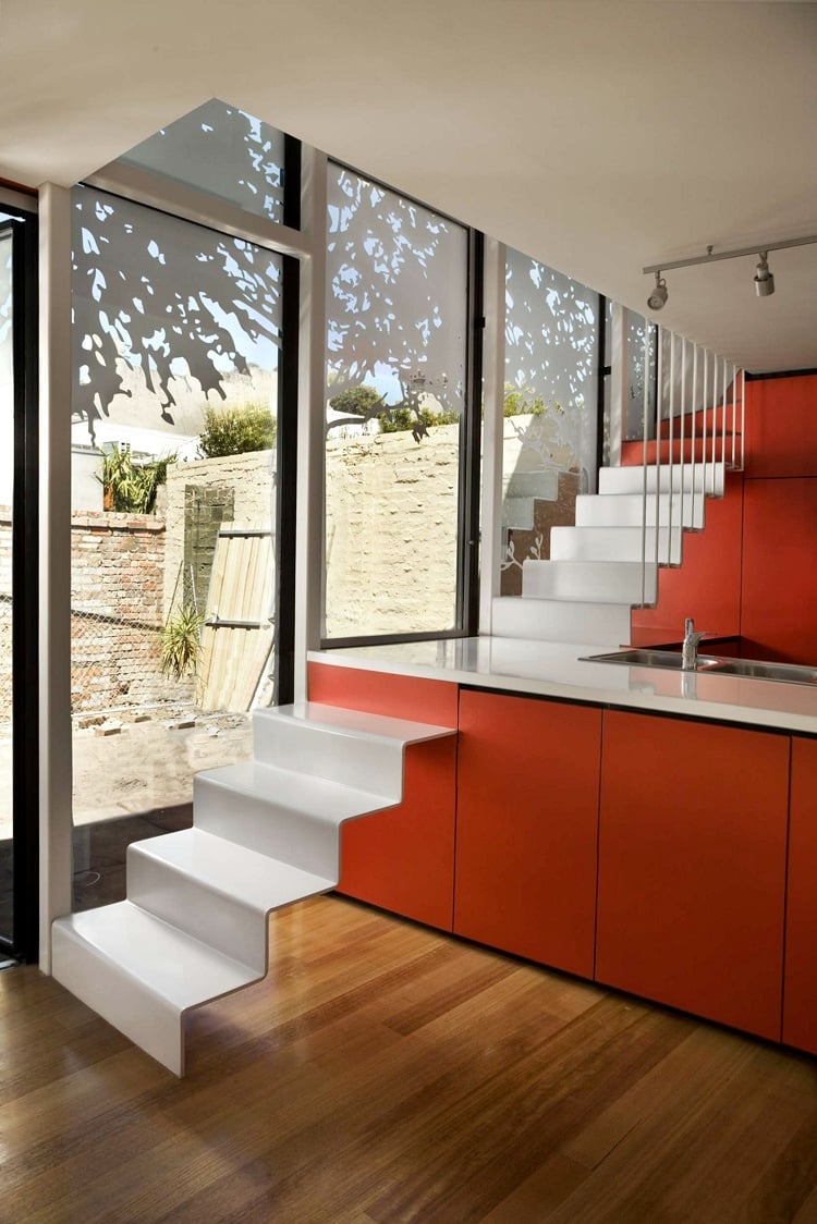 plan travail cuisine avec escalier design innovant moderne