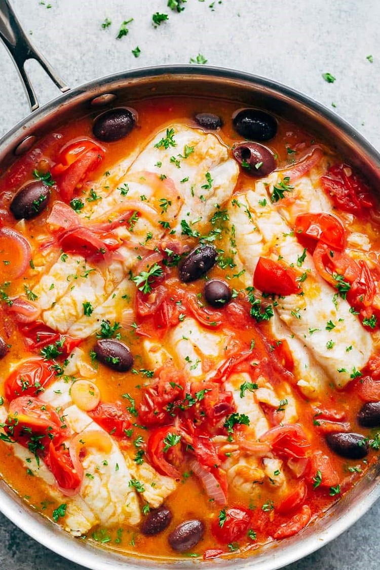 poisson à la poêle aux tomates et aux olives