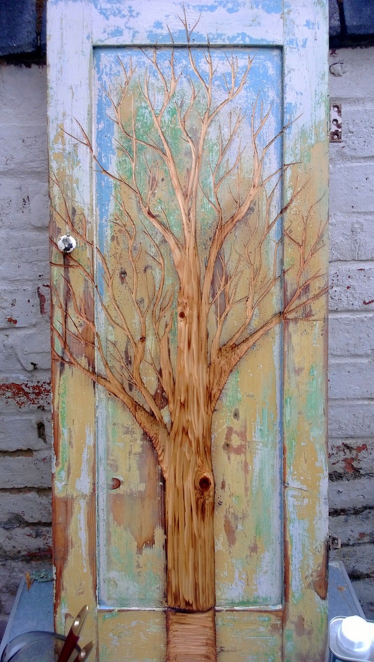 porte d'entrée sur mesure en bois ornementée motif arbre original