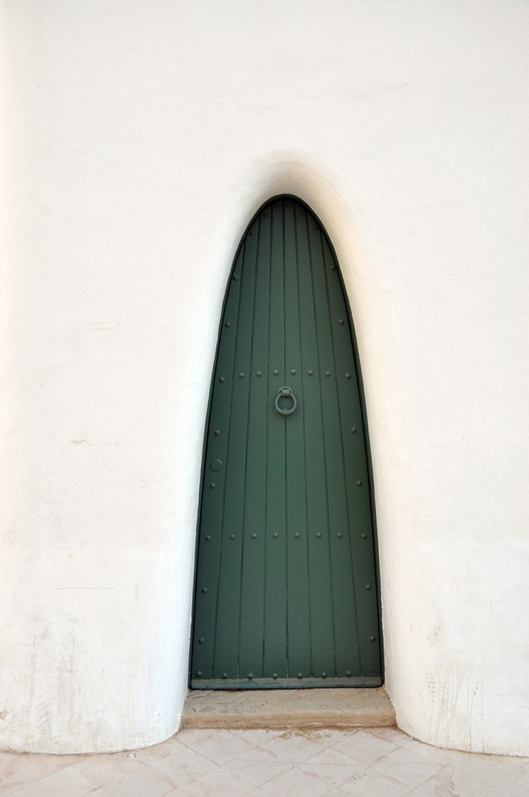 porte d'entrée sur mesure en bois peint bleu canard forme courbée innovante style authentique