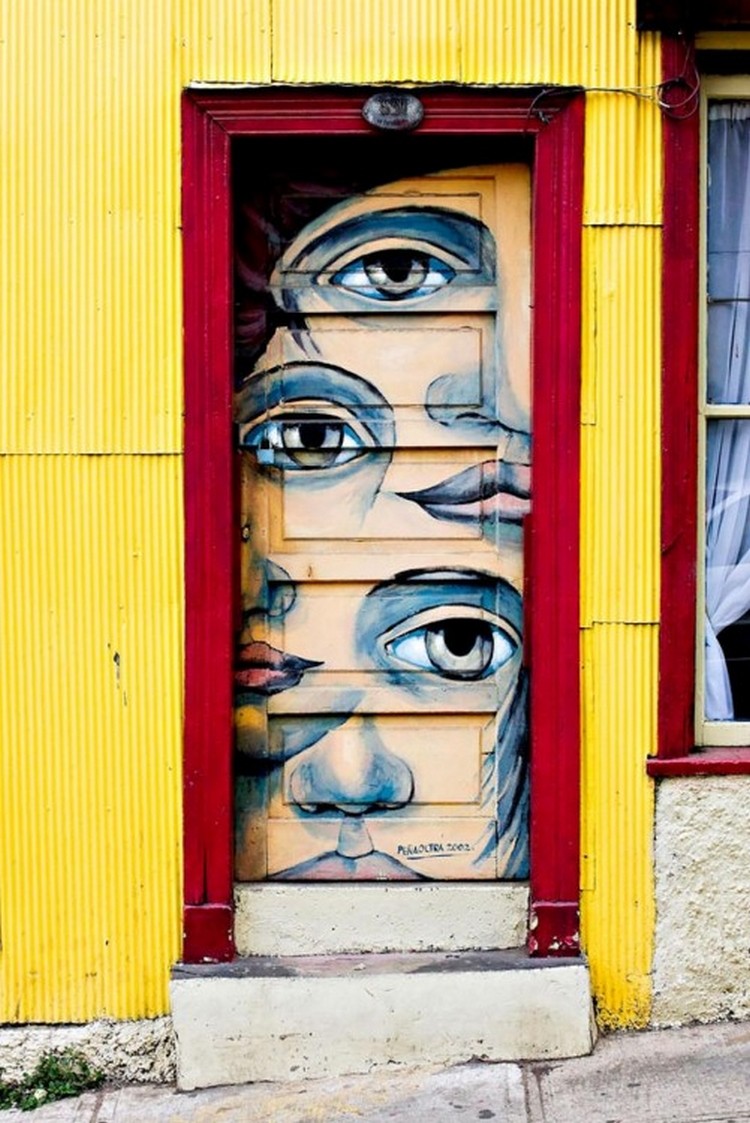 porte d'entrée sur mesure en bois peint motifs visages idée personnalisation originale
