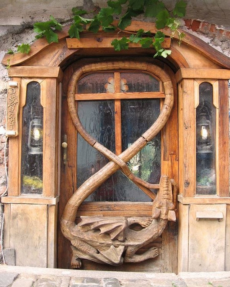 porte d'entrée sur mesure en bois personnalisée motif dragon imposant