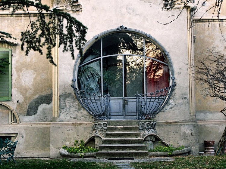 porte d'entrée sur mesure forme ovale design métal verre idée insolite escalier façade maison pierres