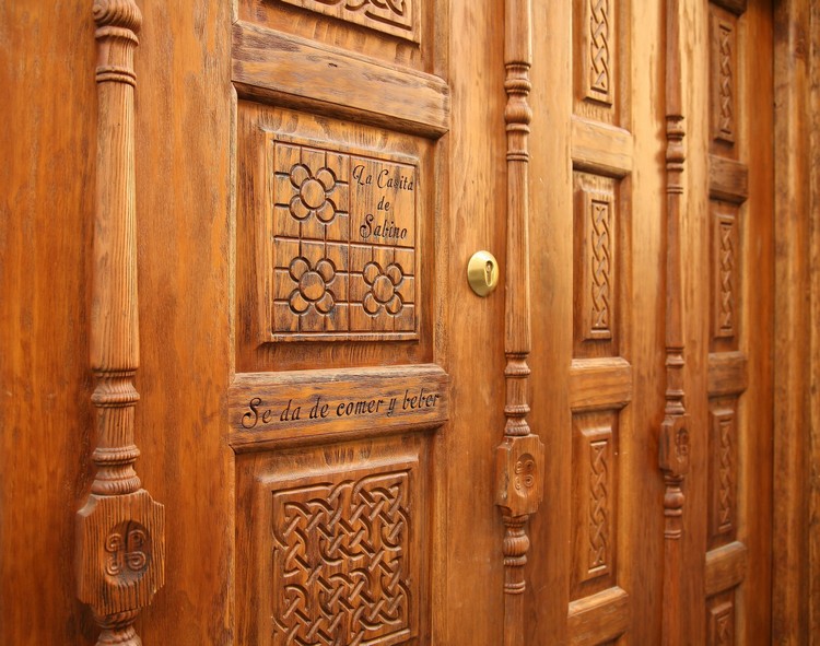 porte d'entrée sur mesure monumentale en bois engravé