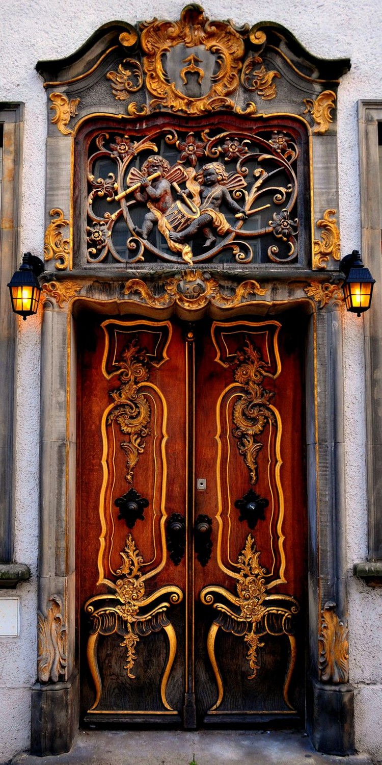 porte d'entrée sur mesure monumentale idée originale pour façade maison insolite