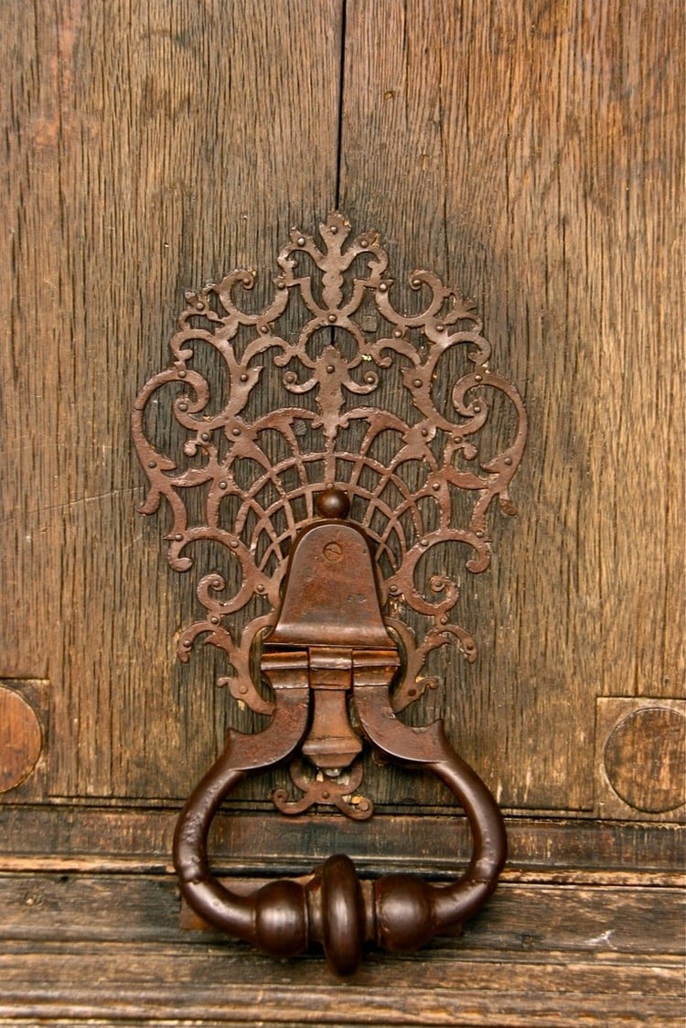 porte d'entrée sur mesure originale avec poignée en fer insolite style campagnard