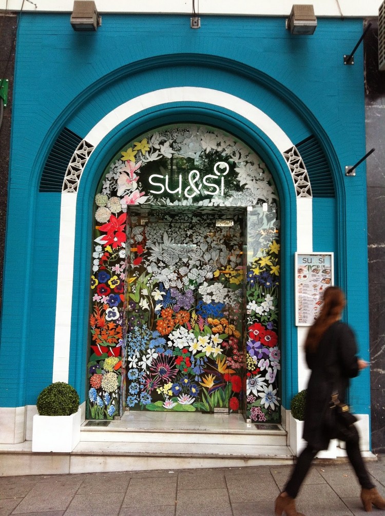 porte d'entrée sur mesure originale peinte bleu motifs floraux forme courbée