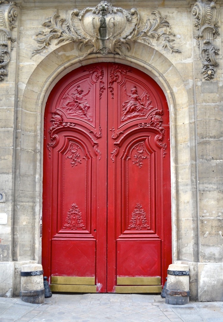 porte d'entrée sur mesure peinte rouge sensation monumentale maison en pierres