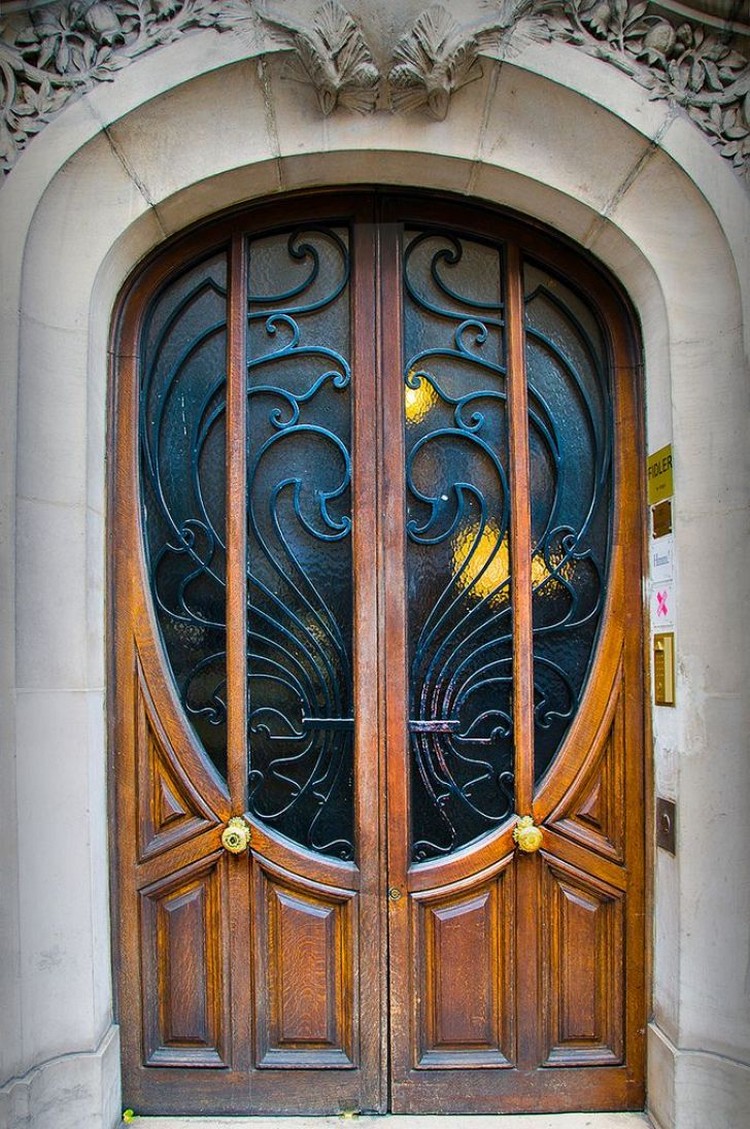 porte d'entrée sur mesure robuste originale en bois verre métal couronne porte insolite design Paris
