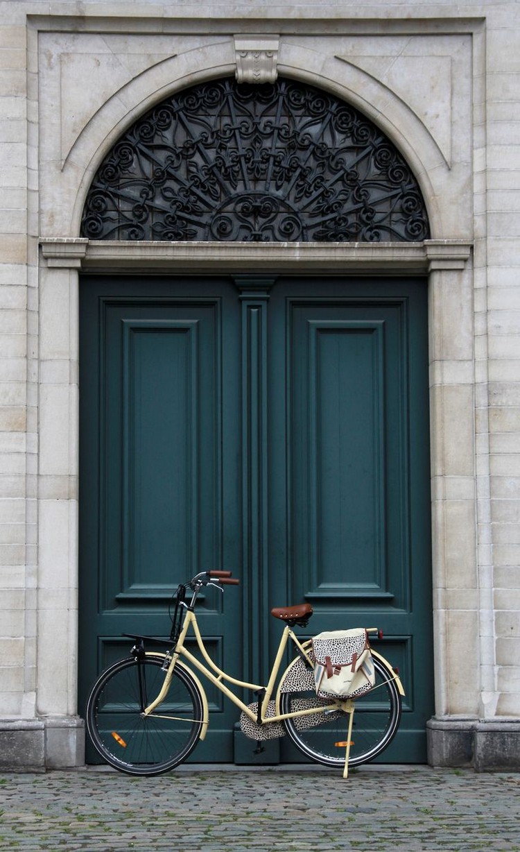 porte d'entrée sur mesure style authentique parisien en bois peint bleu couronne porte métal originale